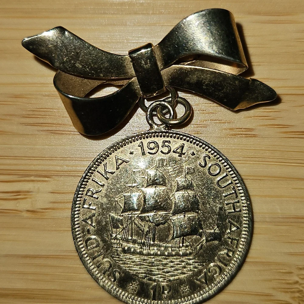 1954 SOUTH AFRICAN COIN BOW‎ BROOCH PENDANT Vintage
